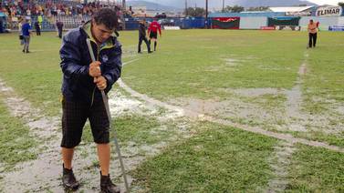 As Puma tuvo que clavar estacas para drenar el estadio de Pérez Zeledón