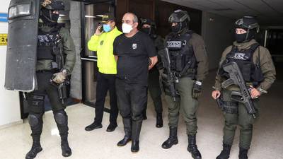 Imagen publicada el 24 de octubre del 2021 por la oficina de prensa de la Policía de Colombia que muestra a miembros del Ejército colombiano escoltando al narcotraficante más buscado de Colombia y jefe del Clan del Golfo, Dairo Antonio Usuga, alias Otoniel, después de su captura.