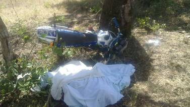 Motociclista  muere al chocar  contra árbol