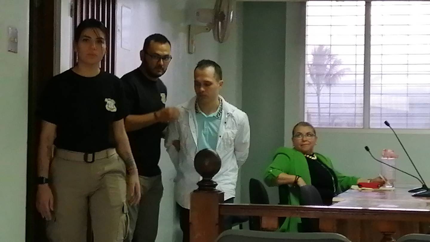 Nelson Enrique Sánchez Ureña, de 31 años, vuelve a celdas luego de escuchar la sentencia donde se le impusieron 35 años de prisión por el asesinato de la estudiante Allison Bonilla, ocurrido en el 2020. Foto: Keyna Calderón