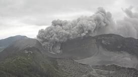 Volcán Turrialba hizo dos erupciones este mediodía