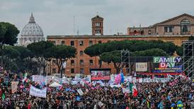 Miles de personas rechazan las uniones gais y defienden la familia en Roma    