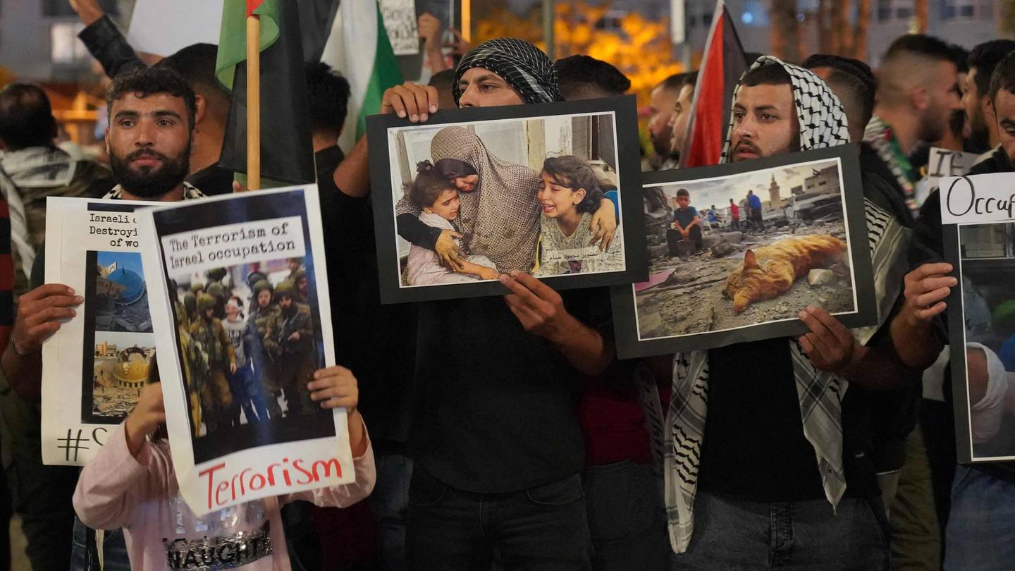 Imagen con miles de familiares con carteles que reclaman libertar para los rehenes del grupo Hamás.