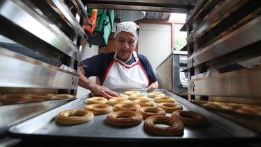 Pan para celíacos alimentó espíritu emprendedor de colombiano refugiado
