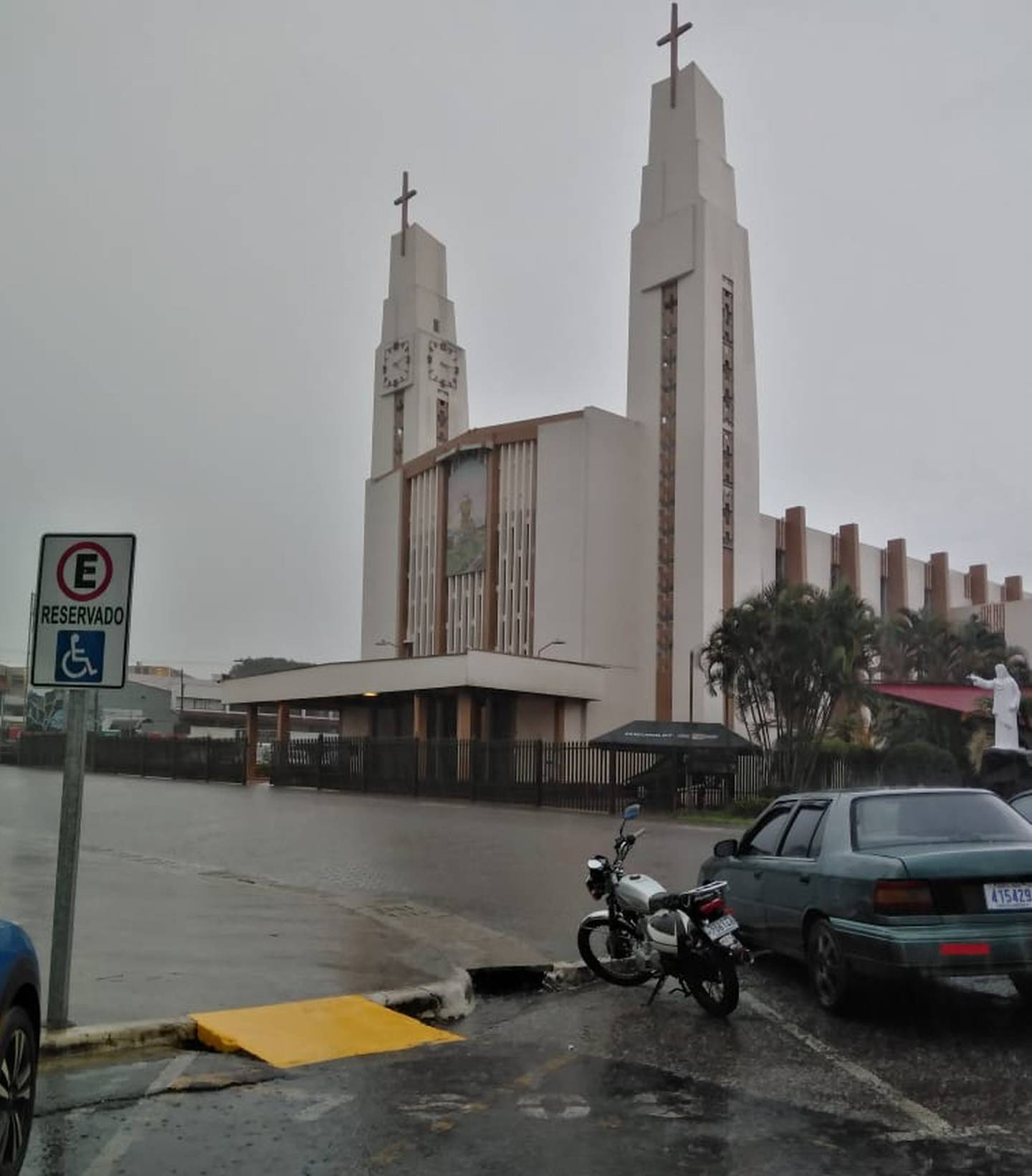 En San Isidro de Pérez Zeledón llovía fuerte este viernes a las 4 p. m. El IMN prevé más nubosidad y precipitaciones el fin de semana por influencia de las lluvias en el Caribe. Foto: Francisco Morales A.