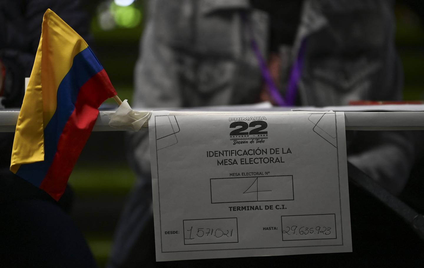 La jornada de votación enfrentó problemas logísticos, incluyendo retrasos en la instalación de las mesas de votación y la acreditación de miembros y testigos, debido a la decisión de la oposición de descartar la asistencia técnica del Consejo Nacional Electoral (CNE).