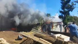 Incendio en precario Los Huevitos de Alajuela consume 10 viviendas