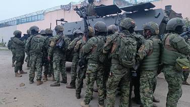 Militares y policías ingresan a cárcel escenario de masacres en Ecuador