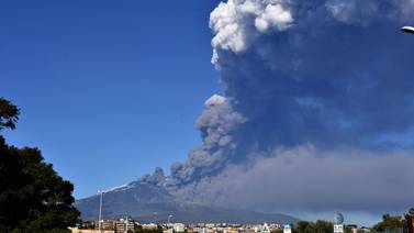 Erupción del volcán Etna en Sicilia provoca sismos y columnas de cenizas
