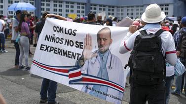 Antivacunas exigen a Rodrigo Chaves quitar mascarillas y vacunación obligatoria