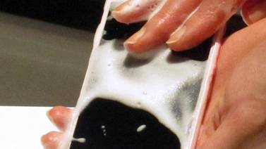 Celular resiste limpieza con  agua y jabón