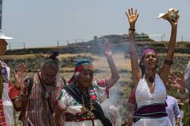 Indígenas mexicanos realizan rituales bajo sofocante calor para invocar las lluvias