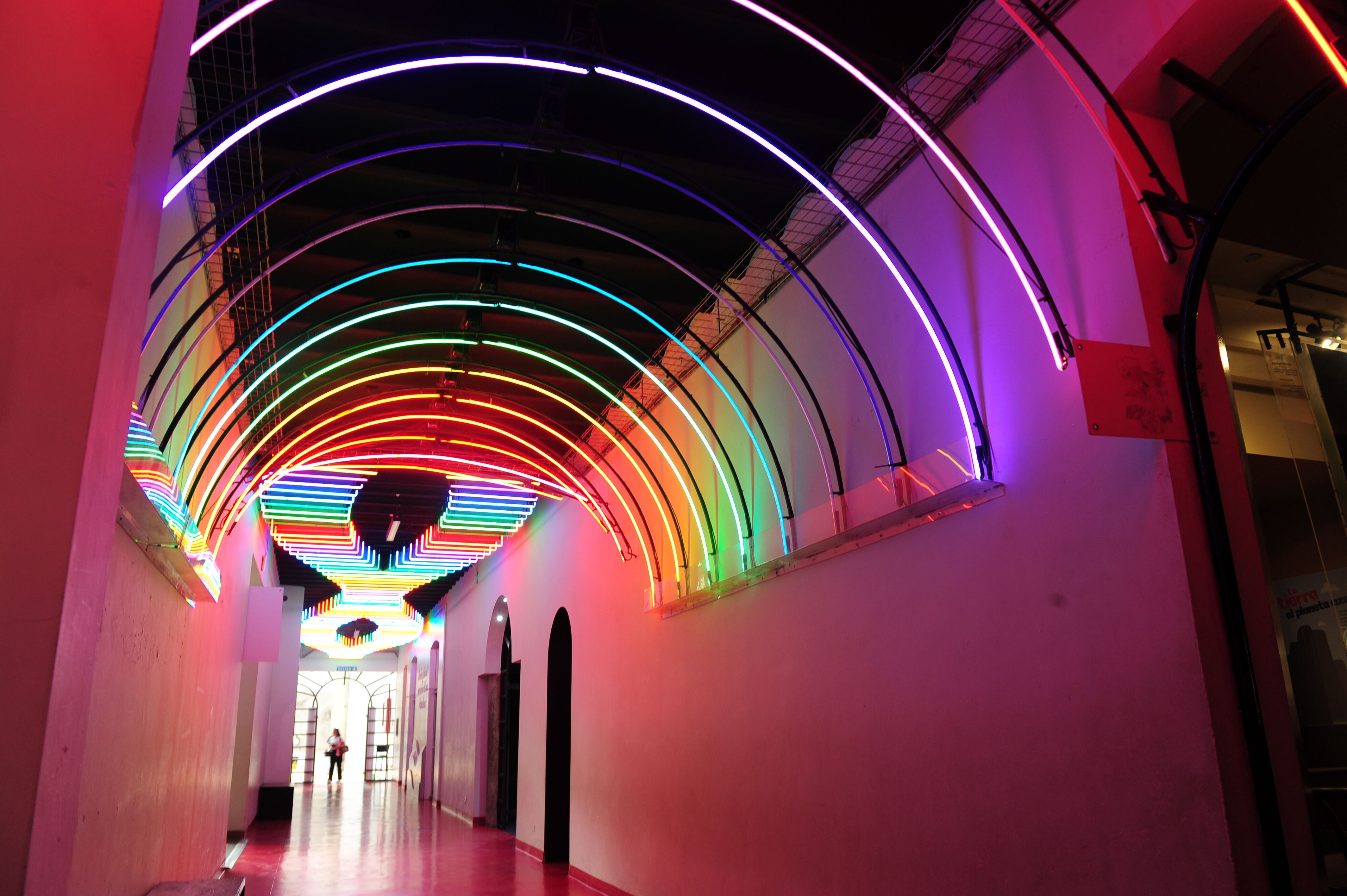 El icónico pasillo de colores a la entrada del Museo de los Niños se mantiene intacto. 