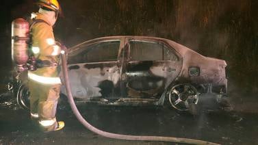 Policía tras pistas de asesinos que quemaron pareja en la joroba de un carro