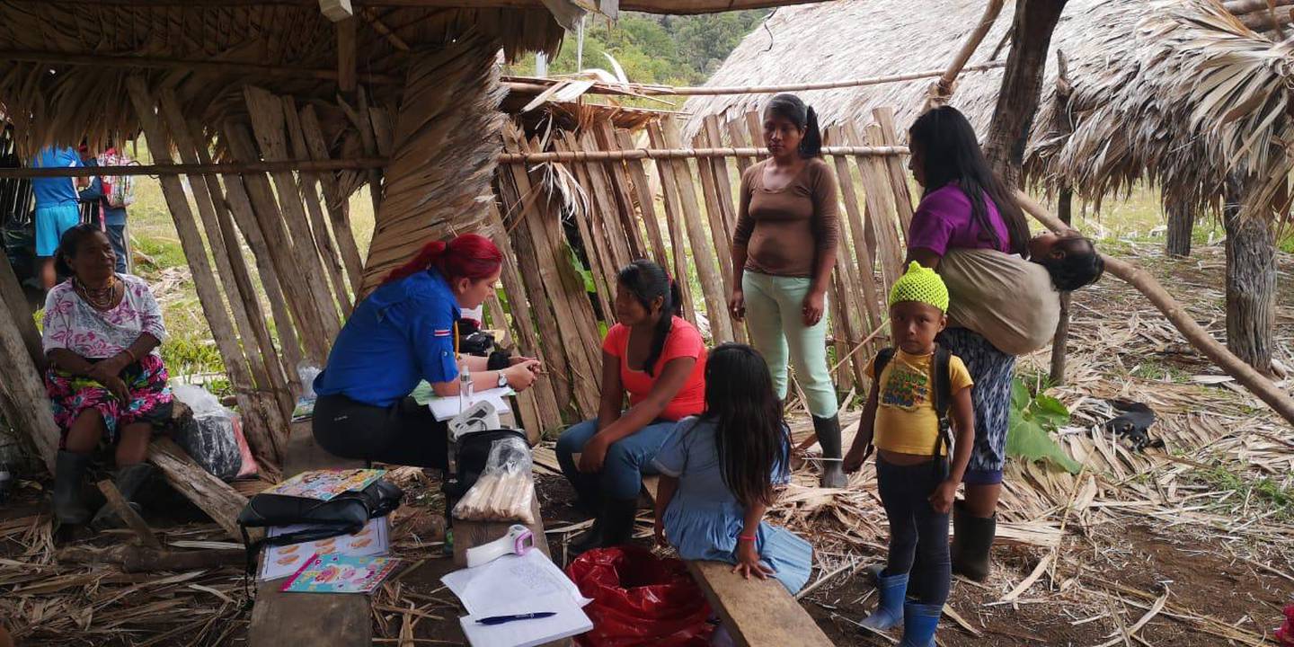 Un total de 726 personas indígenas de Alto Telire en Talamanca recibieron atención médica por parte de un equipo de respuesta de emergencias (EMT) de la Caja.