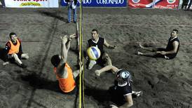 Con el voleibol de playa sentado se inspiran y vencen sus limitaciones