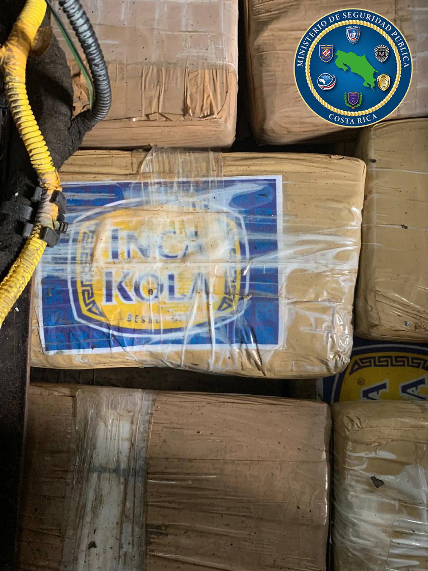 La droga iba en paquetes con el logotipo de la bebida peruana Inca Kola. Según la PCD los narcos usan marcas y moldes que a veces dan señales a los destinatarios y en ocasiones se refieren al punto de origen.  Foto: Cortesía: MSP.
