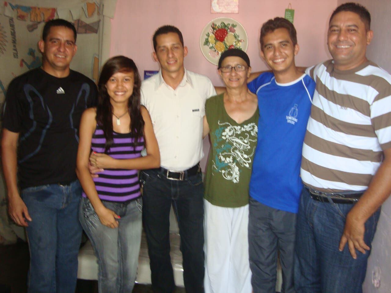 Donny Avendaño (azul), junto a sus cuatro hermanos y su madre, en Venezuela. 