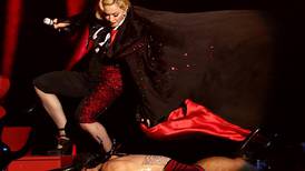 Armani se defiende tras caída de Madonna
