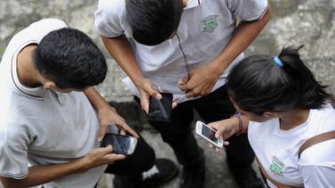 Operadoras recibirán en agosto números de teléfono de 215.000 alumnos urgidos de conexión a Internet 