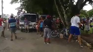 Turba ataca a patadas a policías en partido de fútbol en San Carlos