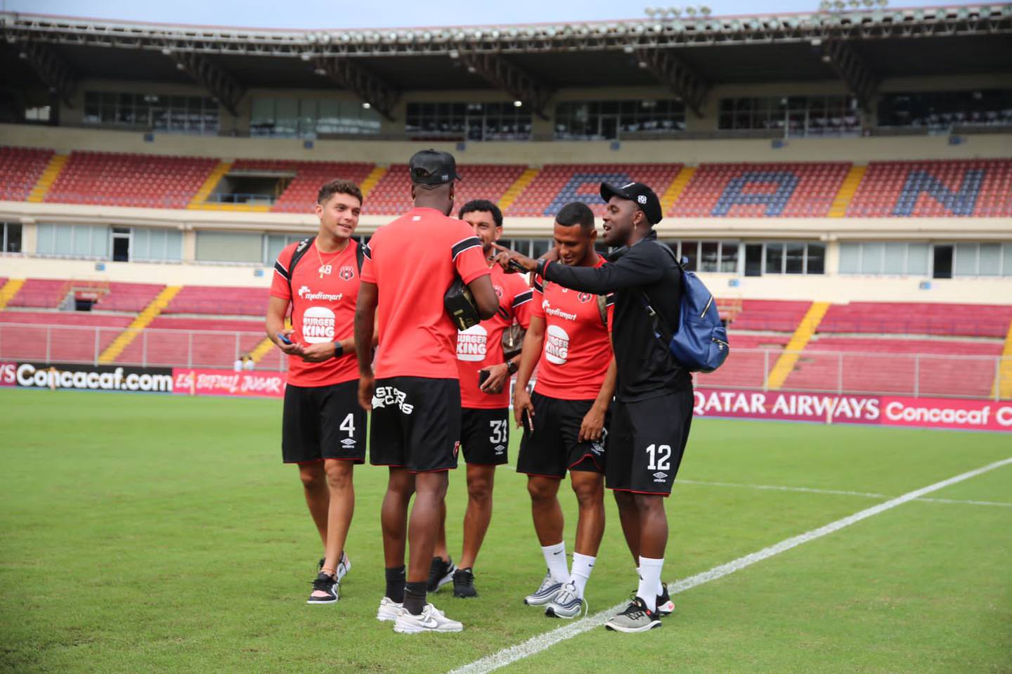 Alajuelense solamente pudo hacer una caminata por el Estadio Rommel Fernández para cuidar la cancha para el juego de mañana contra Sporting San Miguelito, en la Copa Centroamericana de Concacaf.