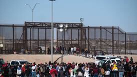 Cerca de mil migrantes pasaron frontera de México hacia Estados Unidos tras mortal incendio en Ciudad Juárez 