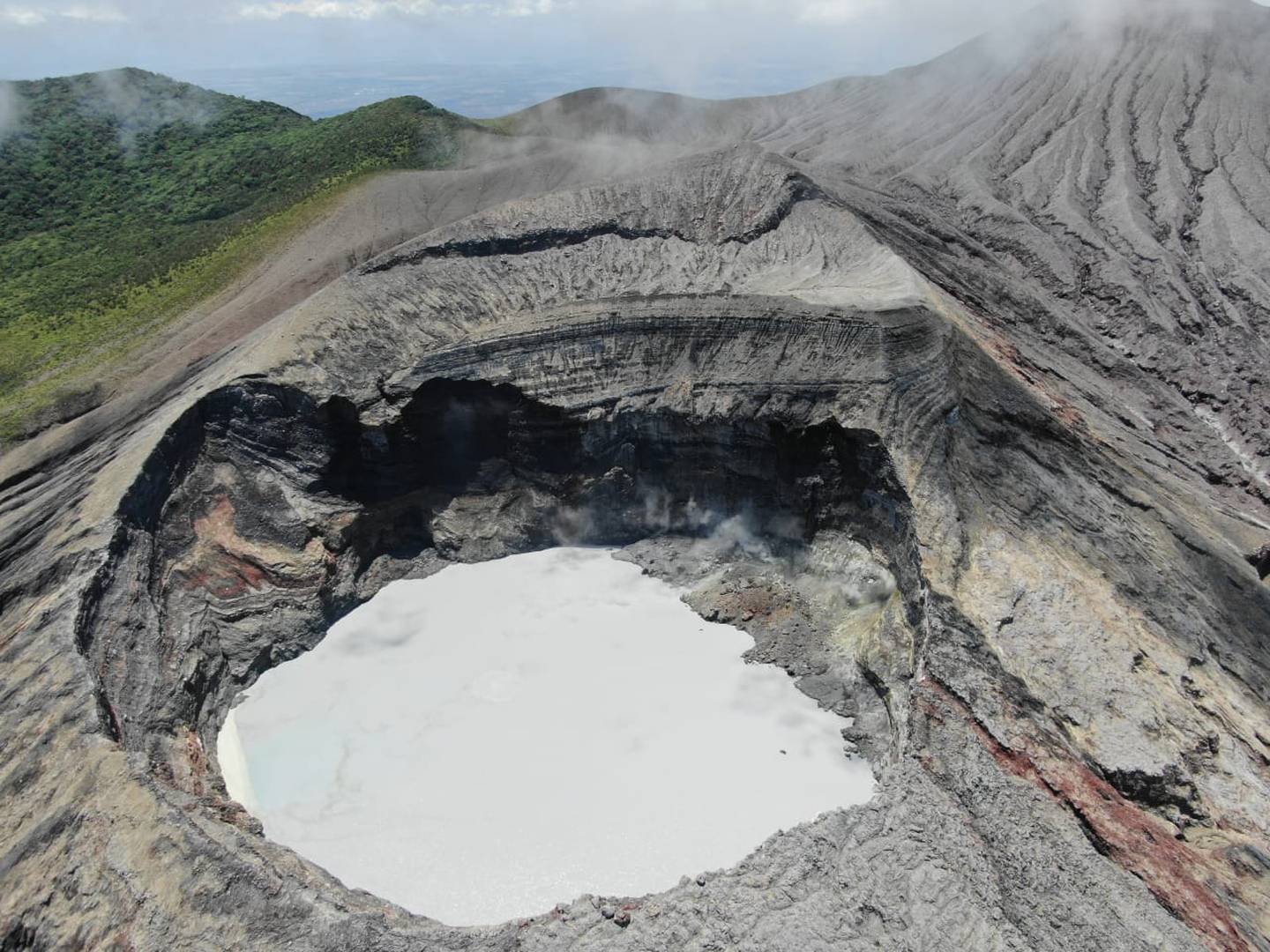 El cráter activo del Rincón de la Vieja tiene la forma de un ojo gigante abierto hacia la atmósfera. En los últimos ocho días ha registrado tres erupciones pequeñas. Foto: Geoffroy Avard, captada en marzo 2021.