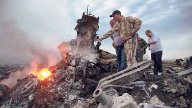 Derribo de avión amenaza con agravar crisis sobre Ucrania  