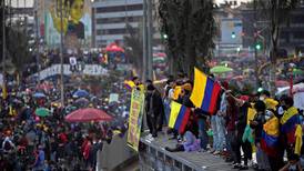 Gobierno y manifestantes retoman acercamientos al cumplirse un mes de sangrienta crisis en Colombia