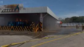 (Video) Bomberos controla fuego en cilindros de gas en planta de empresa Tomza en Alajuela