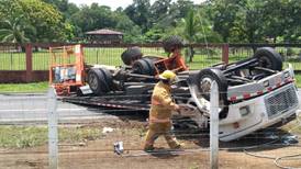 Dos personas mueren atrapadas entre motor y cabina de camión volcado en Sarapiquí