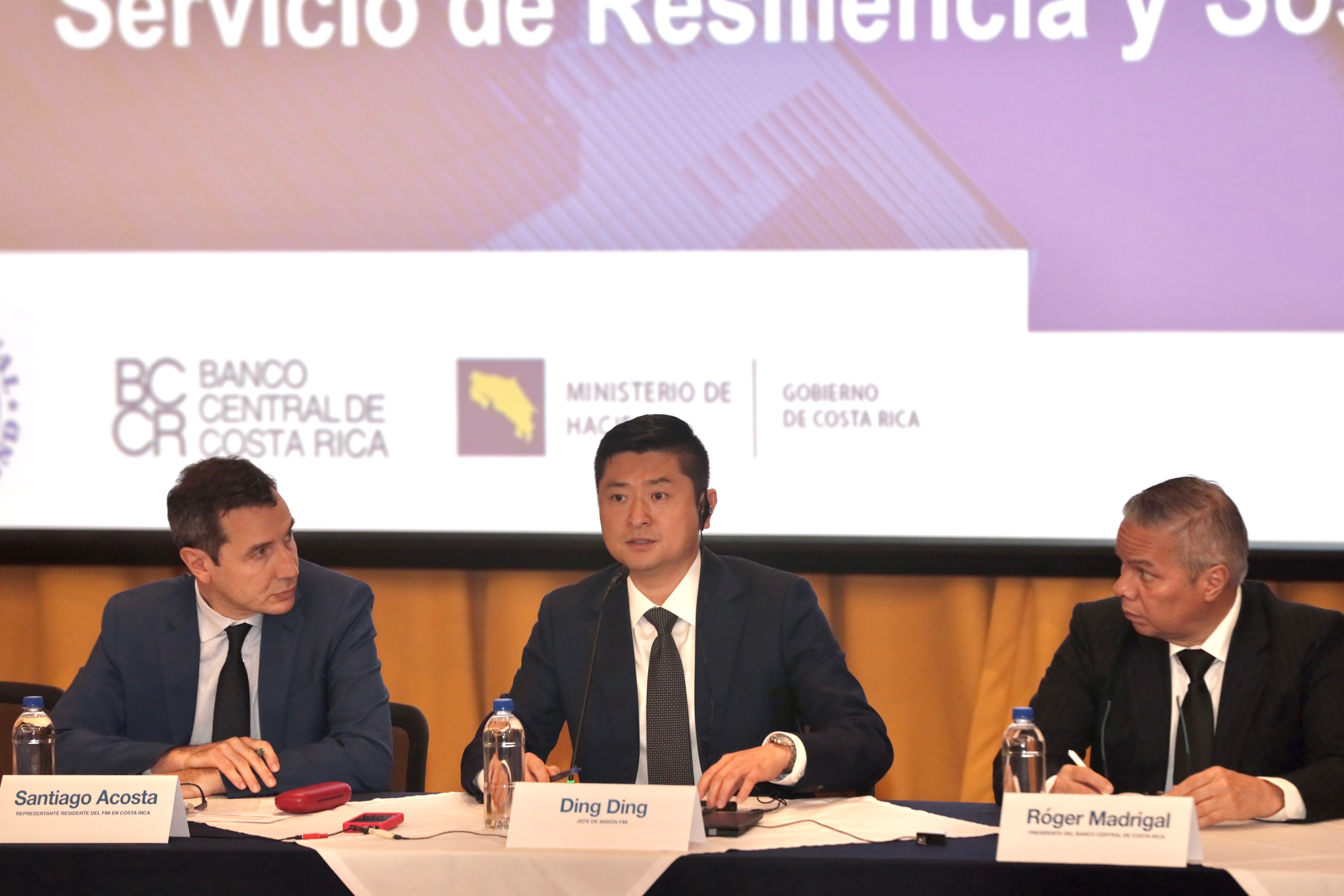 Ding Ding, jefe de la Misión del FMI, informó de que Costa Rica superó la revisión que da acceso a nuevos desembolsos de recursos, y ahora estos deben ser aprobados por el Directorio Ejecutivo. A su lado, Santiago Acosta (izquierda), del FMI; y Róger Madrigal, presidente del Banco Central.