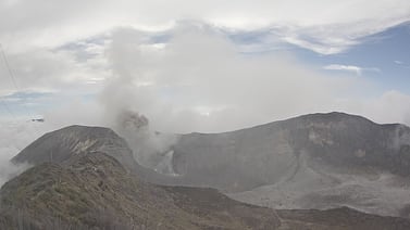 Volcán Turrialba emitió dos exhalaciones moderadas de ceniza este sábado