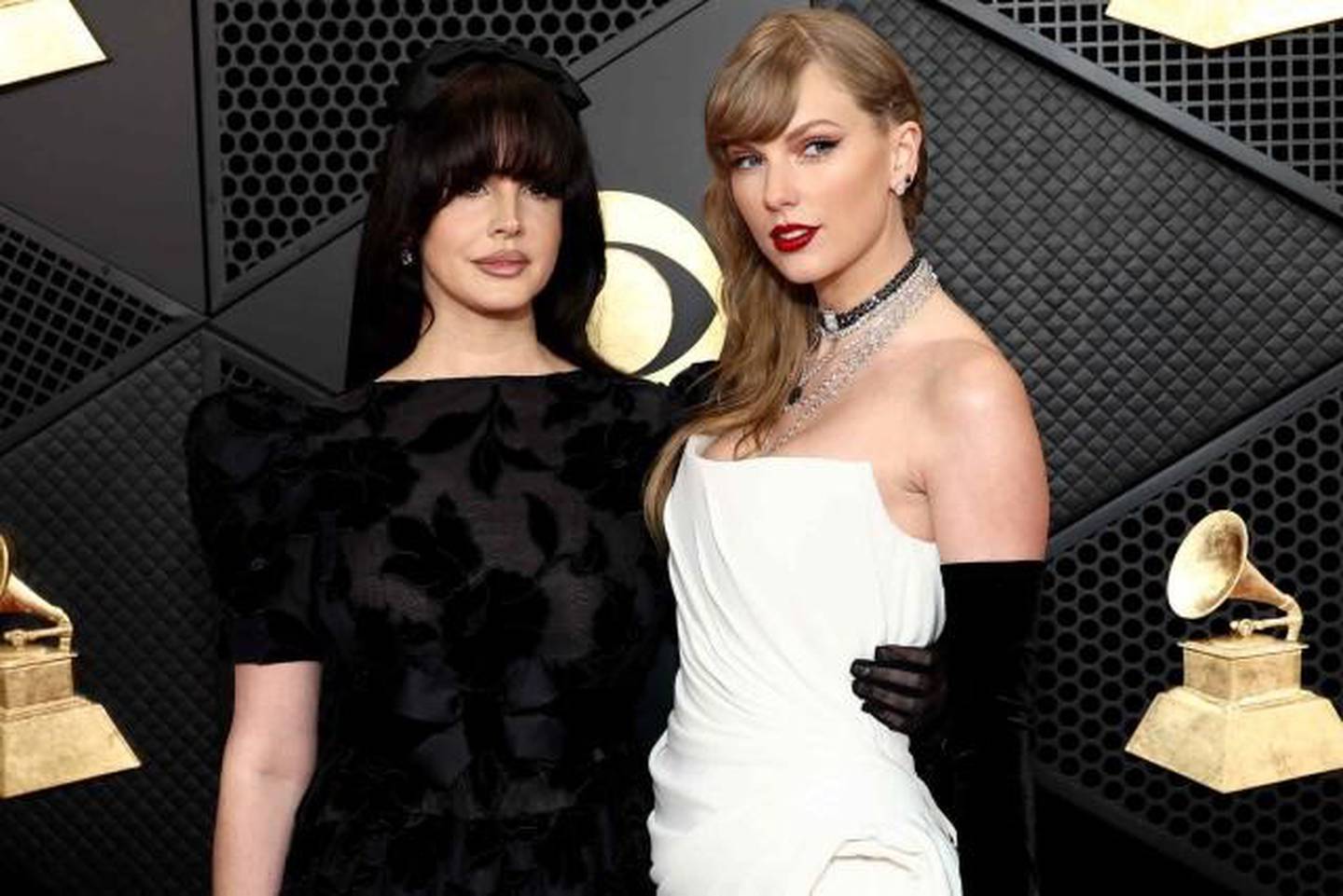 Lana del Rey y Taylor Swift mostraron su compinchería en la alfombra roja de los Grammy 2024. Foto: AFP