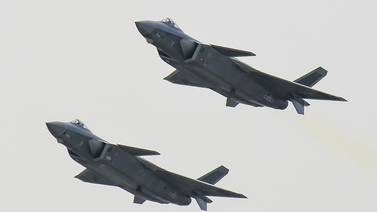 China muestra avión caza J-20 indetectable por los radares