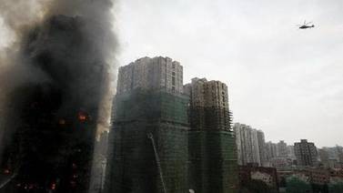 Al menos 42 muertos por fuego en torre en China
