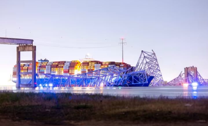 El carguero después de chocar y colapsar el puente Francis Scott Key en Baltimore, Maryland. Foto: La Nación/Argentina/GDA