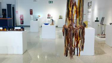 Centro Cultural alberga exposición de 26 obras de arte en vidrio