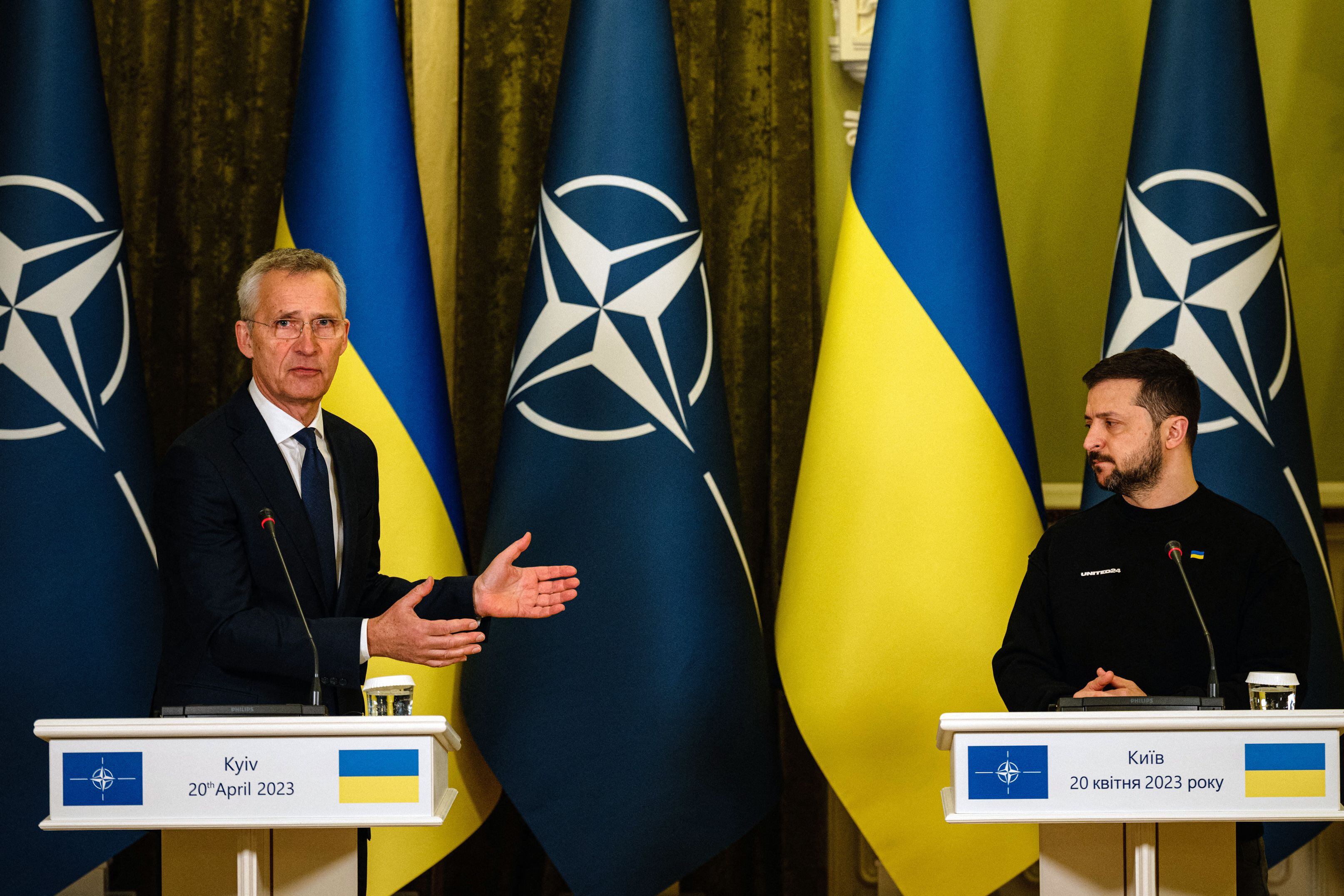 El jefe de la OTAN, Jens Stoltenberg (izquierda), y el presidente de Ucrania, Volodymyr Zelensky, dan una conferencia de prensa conjunta en Kiev, el 20 de abril de 2023, en medio de la invasión rusa de Ucrania.