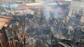 (Video) Incendio en precario de Heredia deja 11 heridos y nueve viviendas destruidas