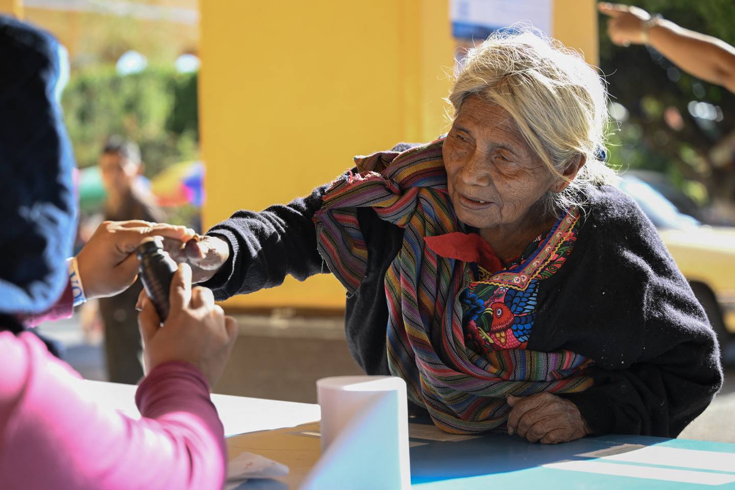 Una mujer indígena tiene su dedo entintado después de votar en un centro de votación en el municipio de San Juan Sacatepéquez, durante la segunda vuelta de las elecciones presidenciales de Guatemala
