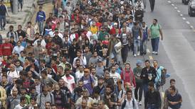 Miles de migrantes llegan a pie a Austria y Alemania
