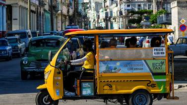Carros eléctricos empiezan a desplazar a viejos automóviles americanos en Cuba