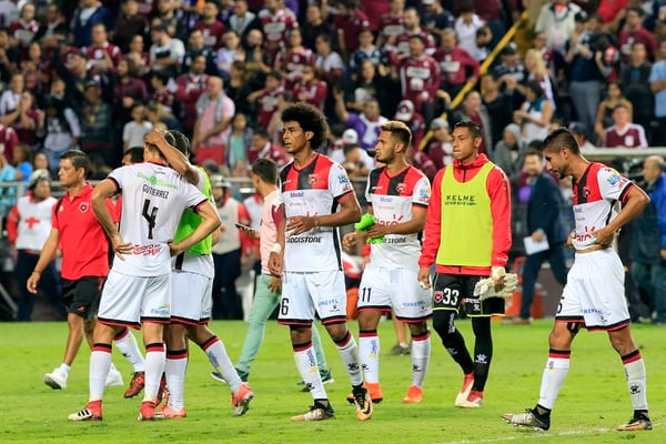Los jugadores manudos lamentaron la eliminaciÃ³n al empatar ante el Deportivo Saprissa. Foto: Rafael Pacheco