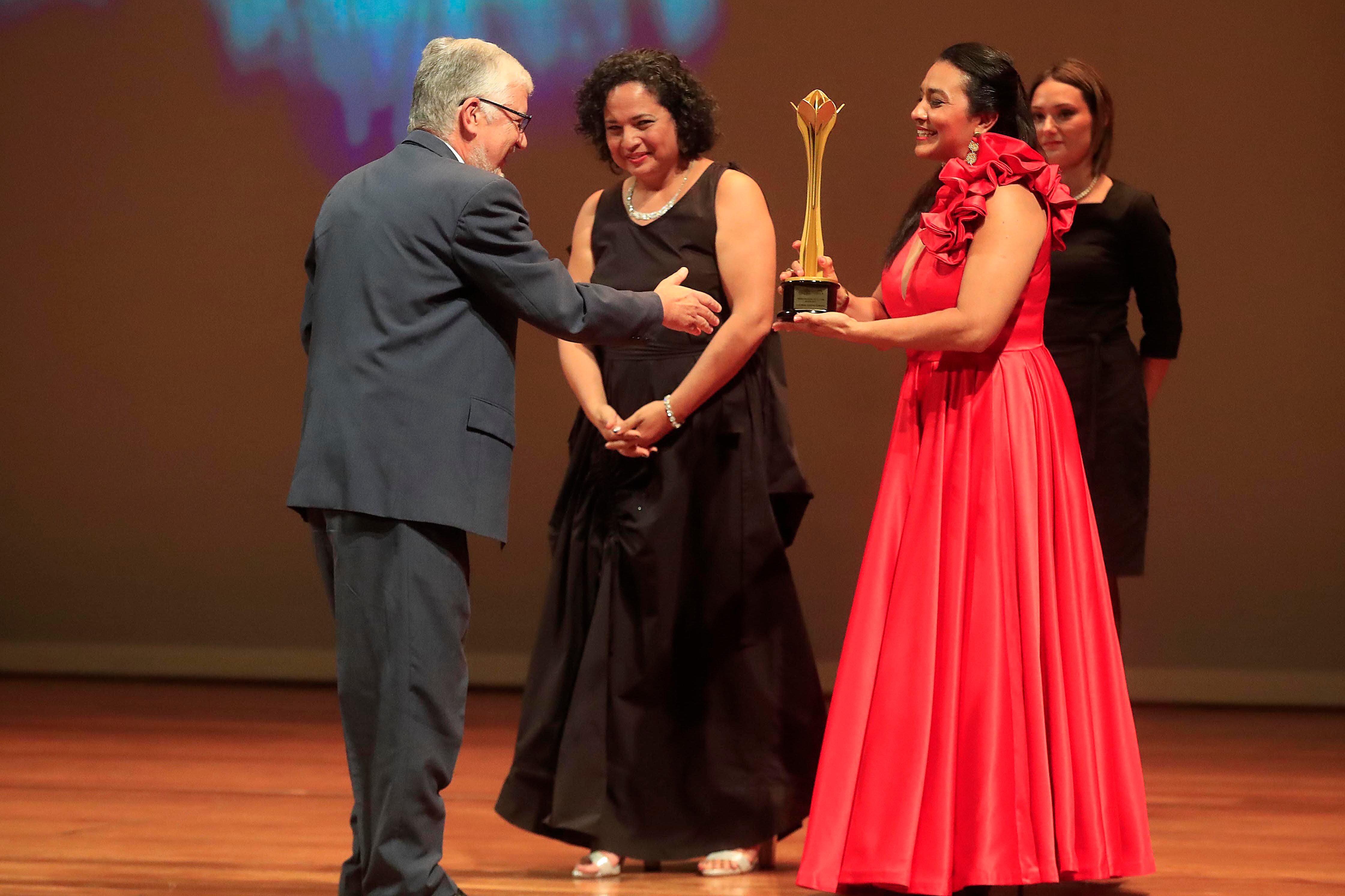 José María Gutiérrez recibió el premio directamente de la ministra Nayuribe Guadamuz, jerarca de Cultura.