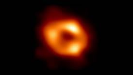 Astrónomos revelan primera imagen de Sagittarius A*, el agujero negro en el centro de la Vía Láctea