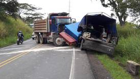Nueve trabajadores heridos al chocar vagoneta contra un camión liviano en Puntarenas