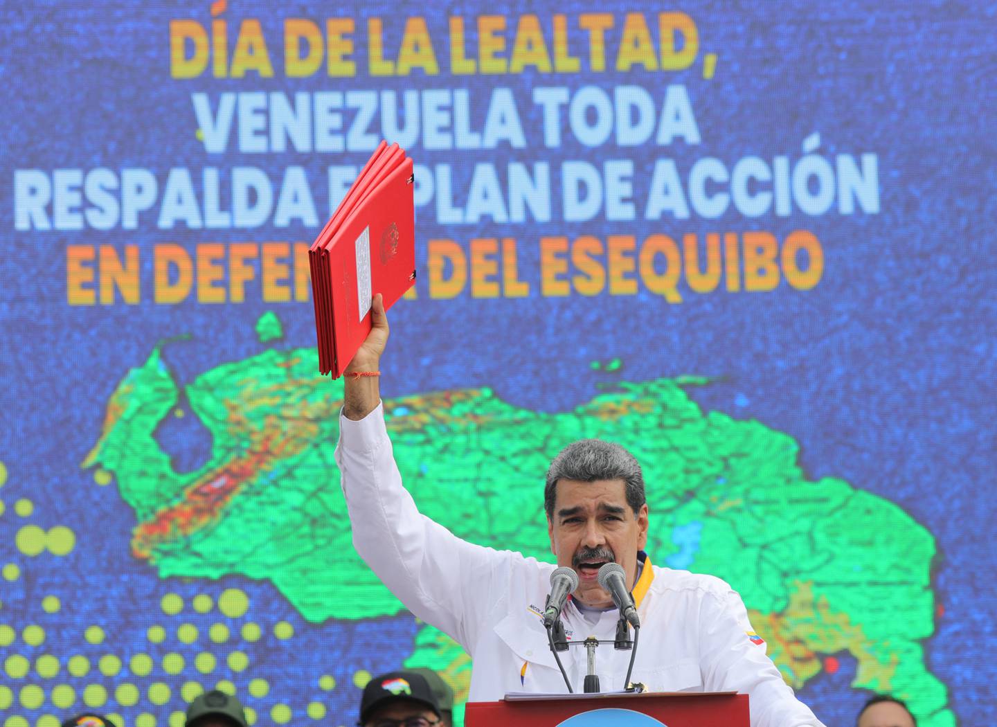Nicolás Maduro, hablando durante una reunión frente al Palacio Presidencial de Miraflores en Caracas el 8 de diciembre de 2023.