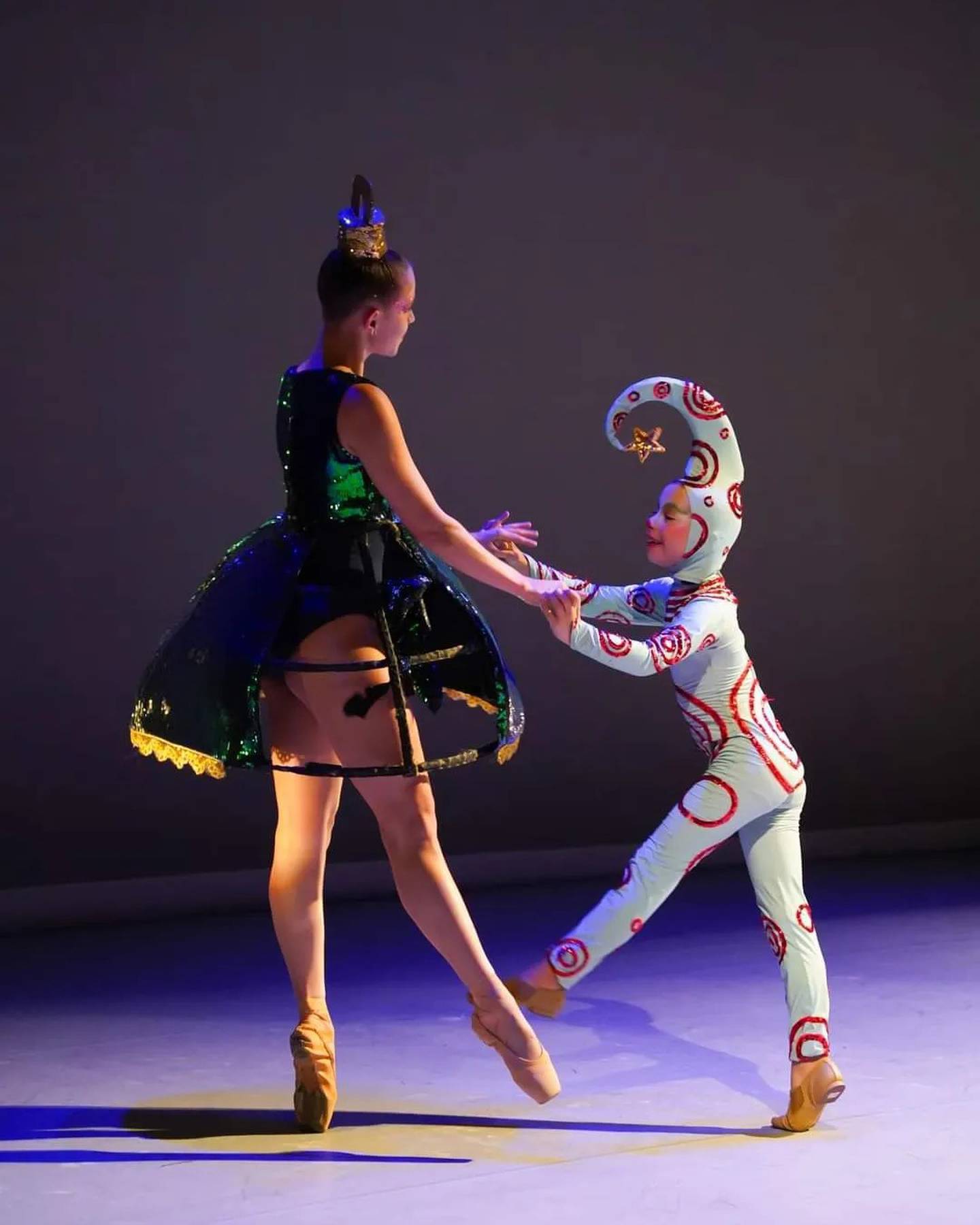 Los personajes principales del ballet son Nicolacho, un pequeño duende, y Nina, una esfera bailarina.